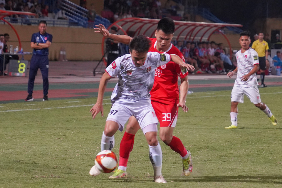 Đúng với tính chất của cuộc đấu giữa hai đội bóng trong top 8, cầu thủ hai đội không ngại vào bóng quyết liệt. (Ảnh: Việt Anh/Vietnam+) 