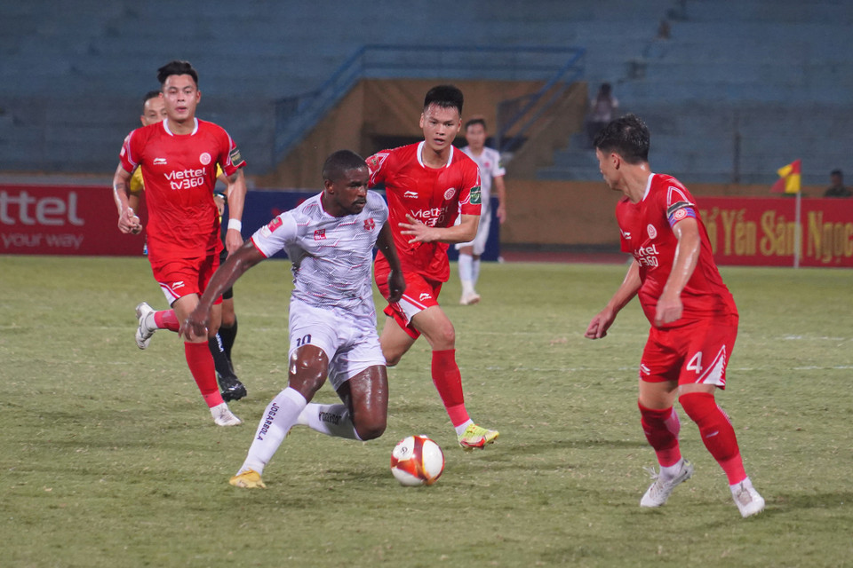 Trong khoảng 15 phút đầu trận, Viettel là đội kiểm soát thế trận tốt hơn. (Ảnh: Việt Anh/Vietnam+)