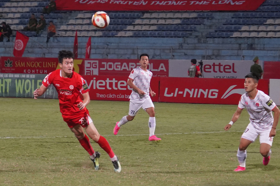 Hoàng Đức đánh đầu vọt xà sau tình huống treo bóng của tiền vệ Jaha. (Ảnh: Việt Anh/Vietnam+)