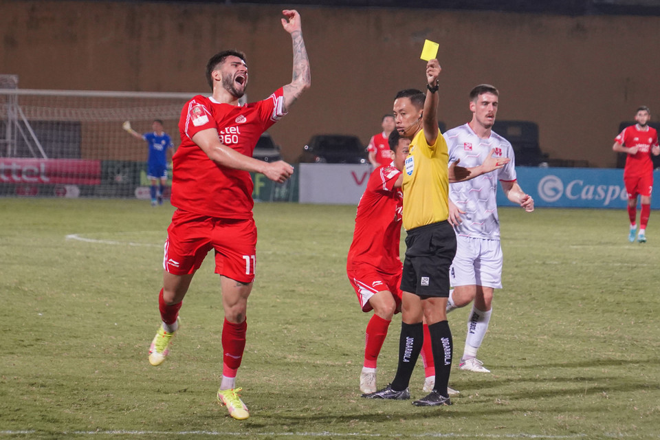 Ngoại binh người Brazil không hài lòng với quyết định của trọng tài. (Ảnh: Việt Anh/Vietnam+)