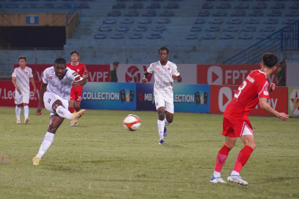 Ngoại binh Yuri Souza Almeida (Hải Phòng) thử tài thủ môn Phạm Văn Phong với cú sút từ ngoài vòng cấm. (Ảnh: Việt Anh/Vietnam+)