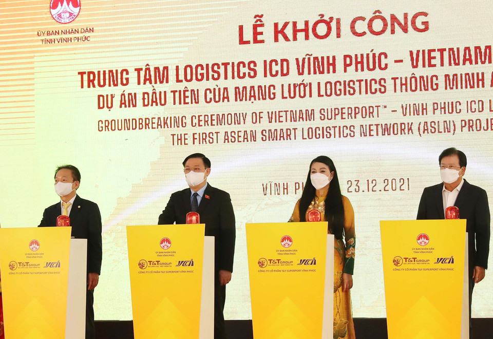 Chủ tịch Quốc hội Vương Đình Huệ và các đại biểu bấm nút khởi công Trung tâm Logistics ICD Vĩnh Phúc. (Ảnh: Trọng Đức/TTXVN)