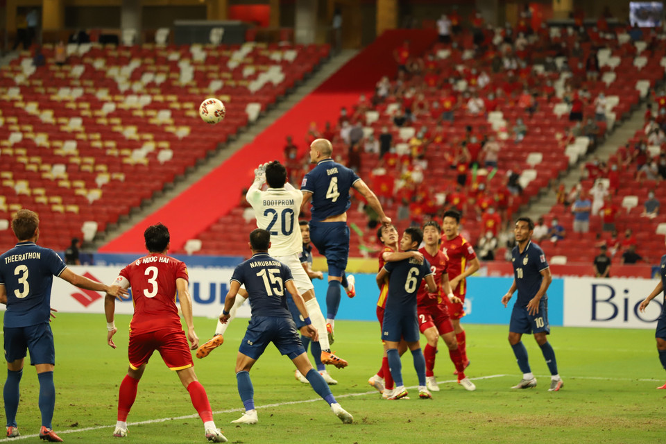 Pha tranh chấp bóng giữa cầu thủ hai đội. (Ảnh: Thế Vũ/TTXVN)