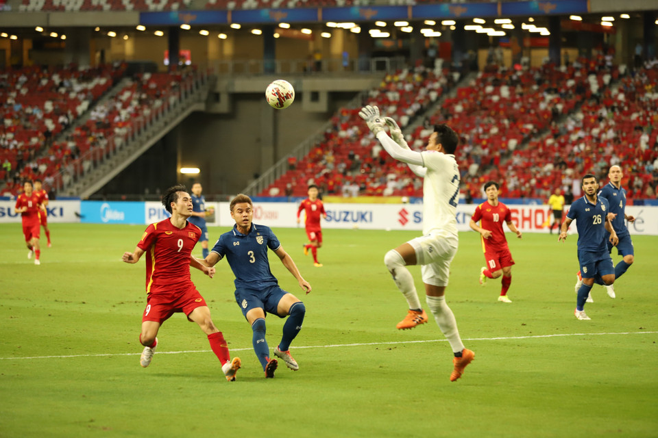 Thủ môn đội Thái Lan nhảy cao bắt bóng. (Ảnh: Thế Vũ/TTXVN)