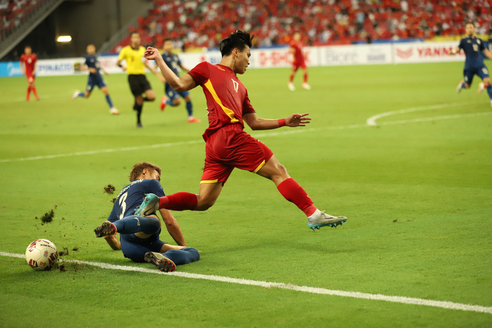 Pha vào bóng quyết liệt và nguy hiểm của cầu thủ Thái Lan. (Ảnh: Thế Vũ/TTXVN)