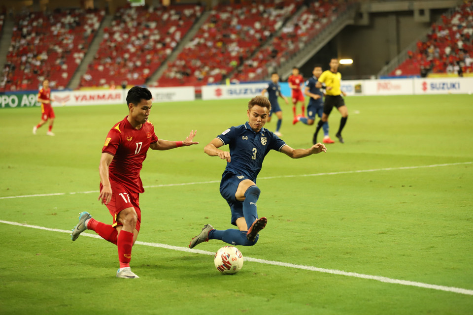 Pha vào bóng quyết liệt và nguy hiểm của cầu thủ đội Thái Lan. (Ảnh: Thế Vũ/TTXVN)