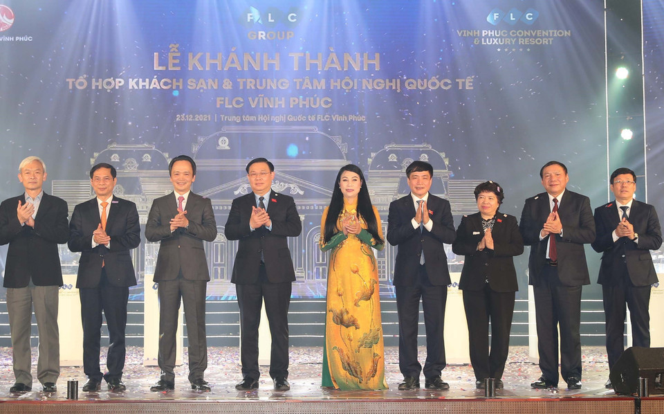 Chủ tịch Quốc hội Vương Đình Huệ và các đại biểu tại buổi lễ khánh thành Tổ hợp khách sạn và Trung tâm hội nghị Quốc tế FLC Vĩnh Phúc. (Ảnh: Trọng Đức/TTXVN)