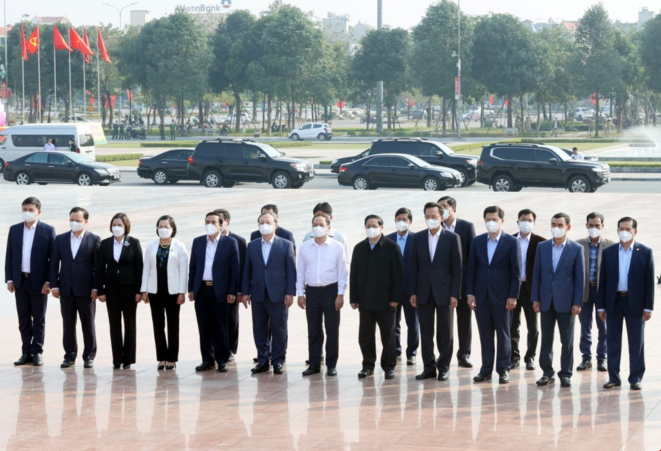 Thủ tướng Phạm Minh Chính dâng hoa tưởng nhớ Tổng Bí thư Nguyễn Văn Linh. (Ảnh: Dương Giang/TTXVN)