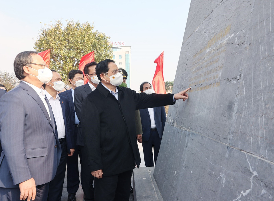 Thủ tướng Phạm Minh Chính thăm công trình Tượng đài Tổng Bí thư Nguyễn Văn Linh. (Ảnh: Dương Giang/TTXVN)