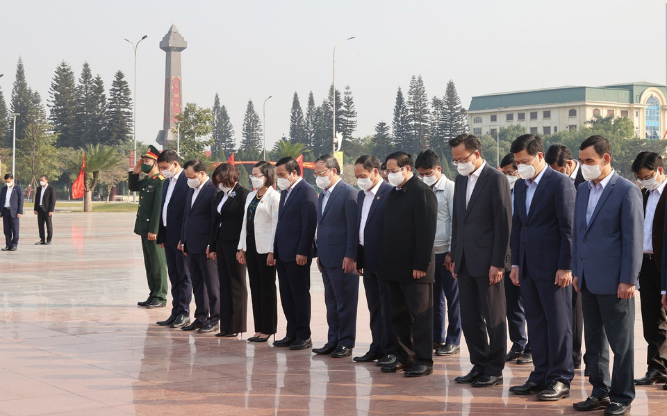Thủ tướng Phạm Minh Chính dâng hoa tưởng nhớ Tổng Bí thư Nguyễn Văn Linh. (Ảnh: Dương Giang/TTXVN)