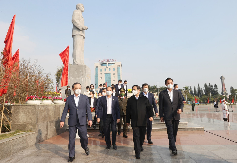Thủ tướng Phạm Minh Chính thăm khuôn viên Tượng đài Tổng Bí thư Nguyễn Văn Linh. (Ảnh: Dương Giang/TTXVN)