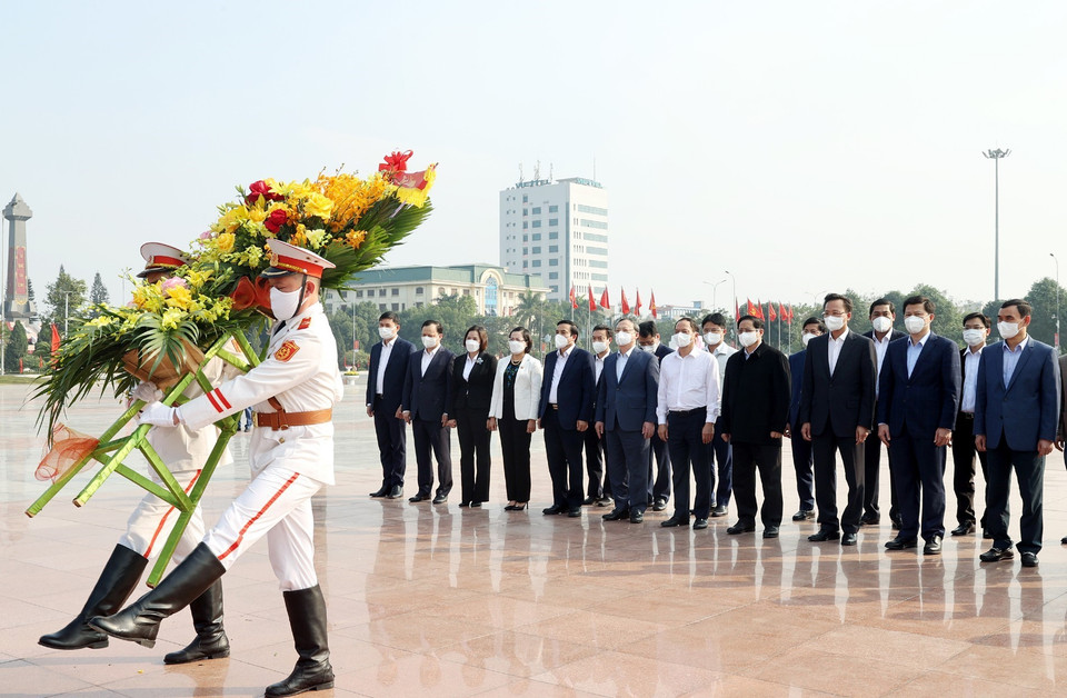 Thủ tướng Phạm Minh Chính dâng hoa tưởng nhớ Tổng Bí thư Nguyễn Văn Linh. (Ảnh: Dương Giang/TTXVN)