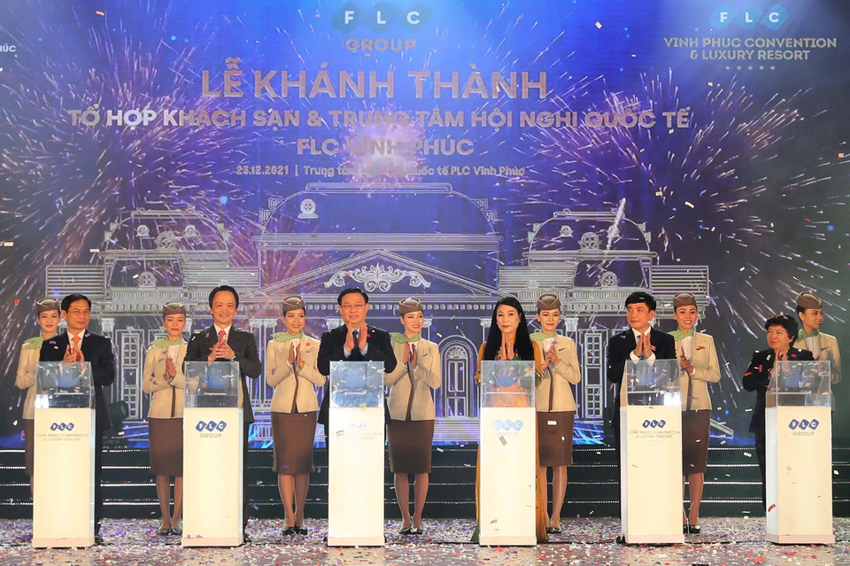 Chủ tịch Quốc hội Vương Đình Huệ và các đại biểu thực hiện nghi thức khánh thành Tổ hợp khách sạn và Trung tâm hội nghị Quốc tế FLC Vĩnh Phúc. (Ảnh: Trọng Đức/TTXVN)