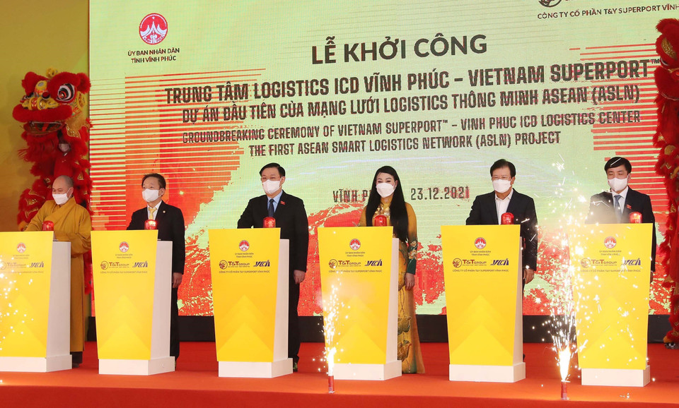 Chủ tịch Quốc hội Vương Đình Huệ và các đại biểu bấm nút khởi công Trung tâm Logistics ICD Vĩnh Phúc. (Ảnh: Trọng Đức/TTXVN)