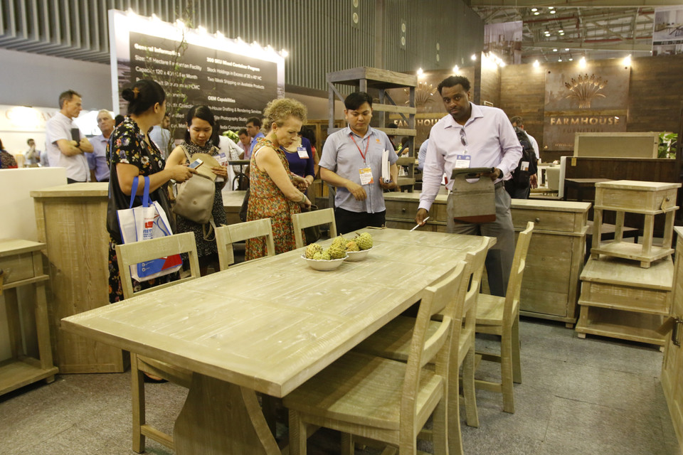 Khách quốc tế tham quan hội chợ VIFA-EXPO 2019. Việt Nam tiếp tục duy trì vị thế dẫn đầu về xuất khẩu đồ gỗ nội ngoại thất tại thị trường EU. (Ảnh: TTXVN)