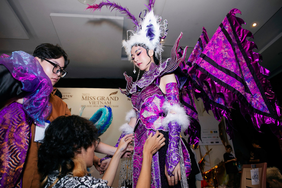 Đồng hành cùng các thí sinh hơn hai tháng qua, dàn huấn luyện viên mong muốn có thể ươm mầm và bồi đắp cho ước mơ và niềm đam mê thời trang, đồng thời góp phần lan tỏa bản sắc văn hóa quê hương của các nhà thiết kế trẻ. (Ảnh: PV/Vietnam+)