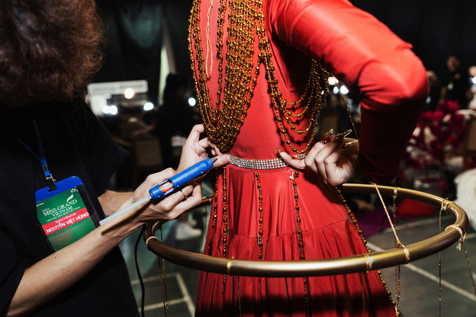 Huấn luyện viên Nguyễn Minh Công và huấn luyện viên Vũ Việt Hà dù từng chiến thắng ở mùa giải trước nhưng cả hai cho hay không đến cuộc thi năm nay với áp lực phải tiếp tục chiến thắng. Họ mong muốn lan tỏa bản sắc văn hóa dân tộc rộng rãi đến bạn bè quốc tế qua ngôn ngữ thời trang. (Ảnh: PV/Vietnam+)