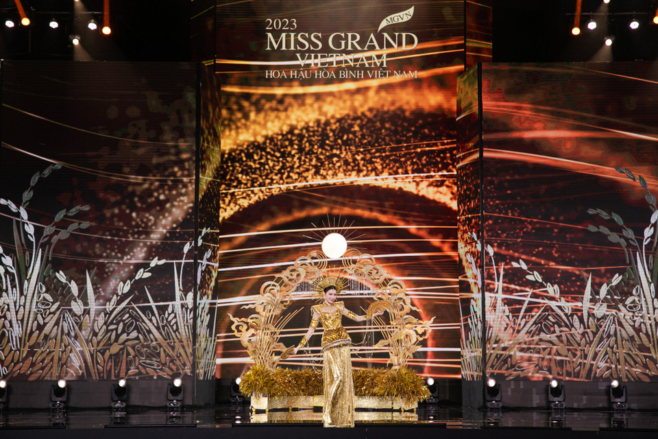 Huấn luyện viên Nguyễn Minh Công từng lo lắng năm nay sẽ không thể tìm thấy gương mặt trẻ trung, sáng tạo và những bản thiết kế hoành tráng như mùa trước. Nhưng đáng ngạc nhiên là các bạn trẻ còn chưa tới đôi mươi đã làm anh bất ngờ bởi 'nhiệt huyết, táo bạo trong ý tưởng và có khả năng hiện thực hóa thiết kế.' (Ảnh: PV/Vietnam+)