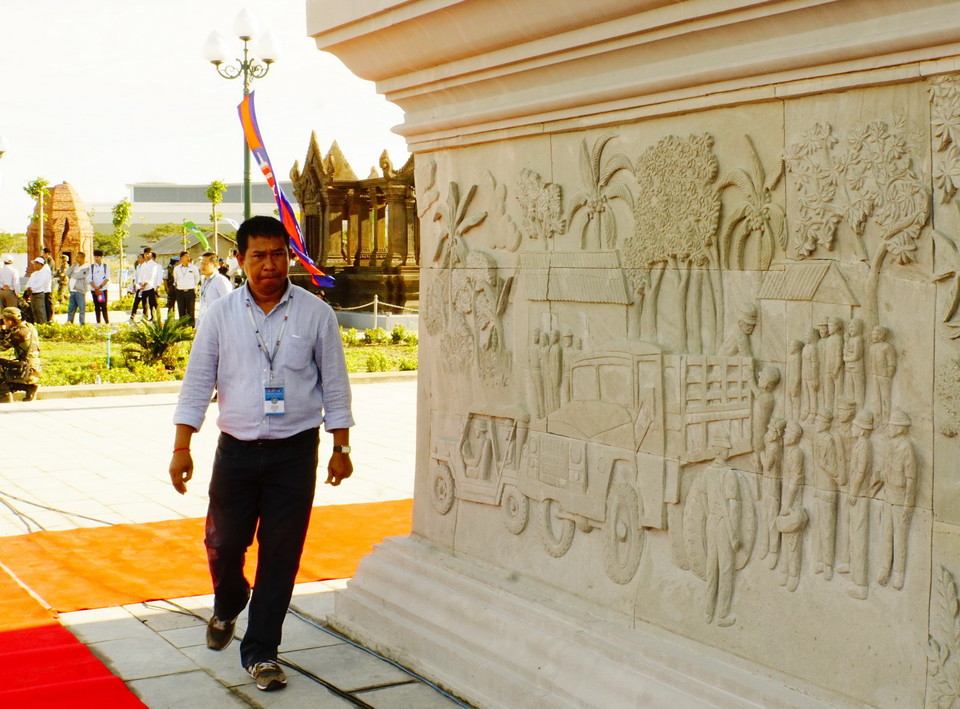 Hàng chục nghìn người dân cùng đại diện các quân binh chủng thuộc Quân đội Hoàng gia Campuchia đã tham dự buổi lễ. (Ảnh: Trần Ngọc Long/Vietnam+)