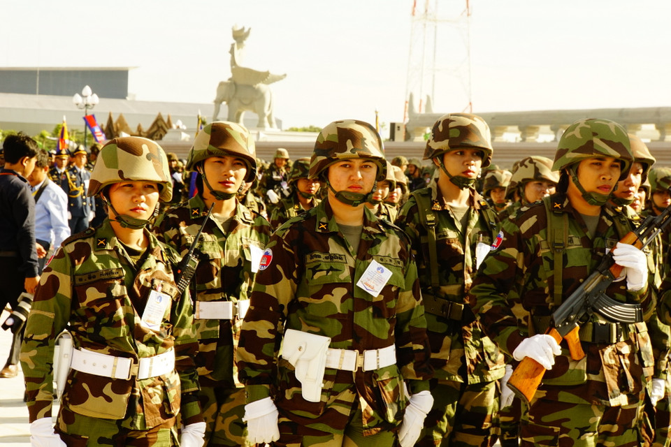 Hàng chục nghìn người dân cùng đại diện các quân binh chủng thuộc Quân đội Hoàng gia Campuchia đã tham dự buổi lễ. (Ảnh: Trần Ngọc Long/Vietnam+)