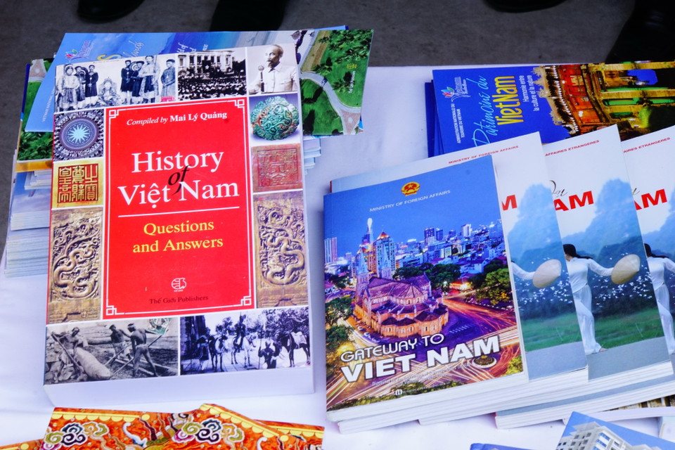 Nhân dịp lễ khánh thành, Ban tổ chức cũng tổ chức lễ hội kéo dài 3 ngày. Đại sứ quán nhiều nước tại Phnom Penh cũng có các gian hàng trưng bày sản phẩm truyền thống của mỗi quốc gia gần Tượng đài. Gian hàng của Đại sứ quán Việt Nam khá ấn tượng với những mặt hàng đặc sắc, thu hút sự quan tâm của du khách và những người tham dự. (Ảnh: Trần Ngọc Long/Vietnam+)