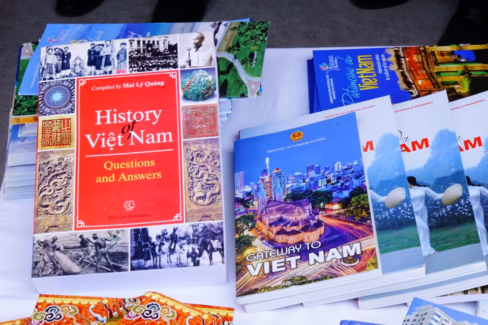 Nhân dịp lễ khánh thành, Ban tổ chức cũng tổ chức lễ hội kéo dài 3 ngày. Đại sứ quán nhiều nước tại Phnom Penh cũng có các gian hàng trưng bày sản phẩm truyền thống của mỗi quốc gia gần Tượng đài. Gian hàng của Đại sứ quán Việt Nam khá ấn tượng với những mặt hàng đặc sắc, thu hút sự quan tâm của du khách và những người tham dự. (Ảnh: Trần Ngọc Long/Vietnam+)