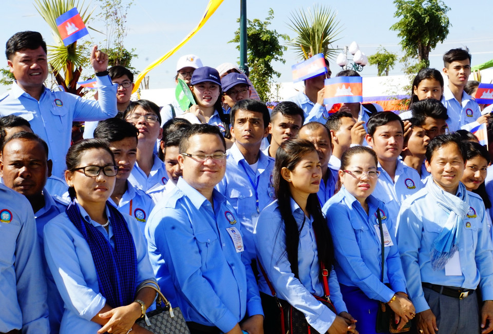 Hàng chục nghìn người dân cùng đại diện các quân binh chủng thuộc Quân đội Hoàng gia Campuchia đã tham dự buổi lễ. (Ảnh: Trần Ngọc Long/Vietnam+)
