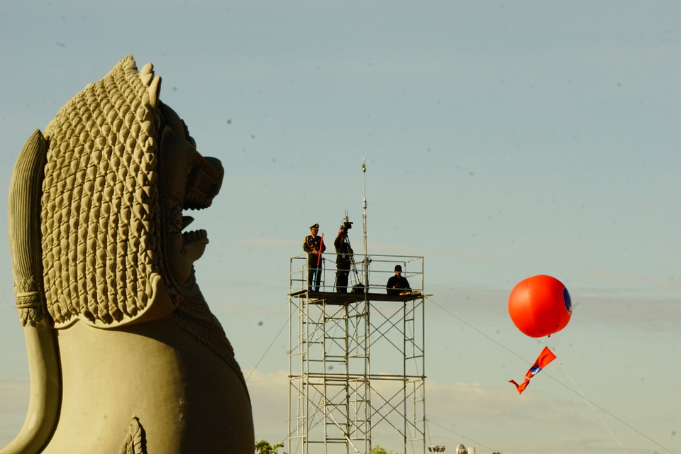 Hàng chục nghìn người dân cùng đại diện các quân binh chủng thuộc Quân đội Hoàng gia Campuchia đã tham dự buổi lễ. (Ảnh: Trần Ngọc Long/Vietnam+)