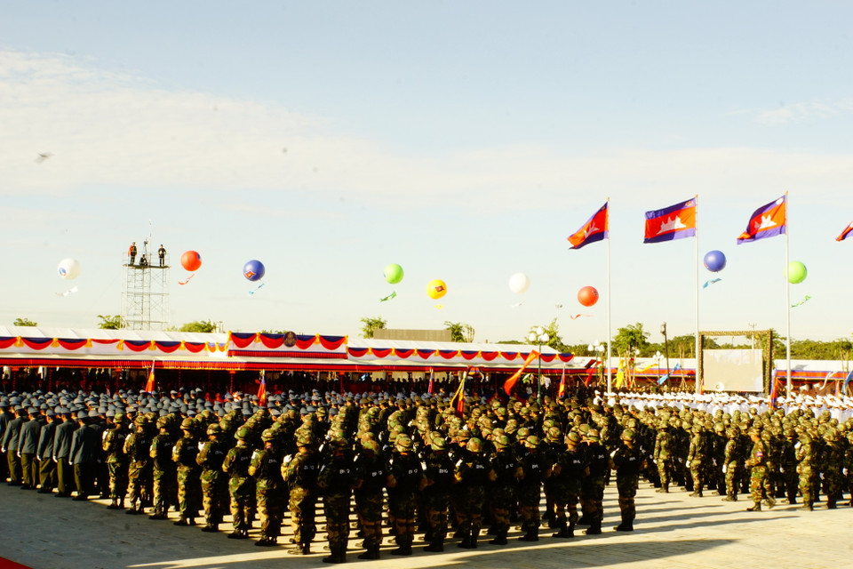 Với diện tích khoảng 8ha, quần thể Tượng đài Thắng-Thắng nằm đối diện với khu liên hợp thể thao Morodok Decho thuộc phường Bak Kheng, quận Chroy Changvar nơi dự kiến diễn ra Đại hội thể thao các nước Đông Nam Á năm 2023 (SEA Games 2023). Tượng đài Thắng-Thắng cao 54m, bắt đầu được thi công từ tháng 2/2016. (Ảnh: Trần Ngọc Long/Vietnam+)