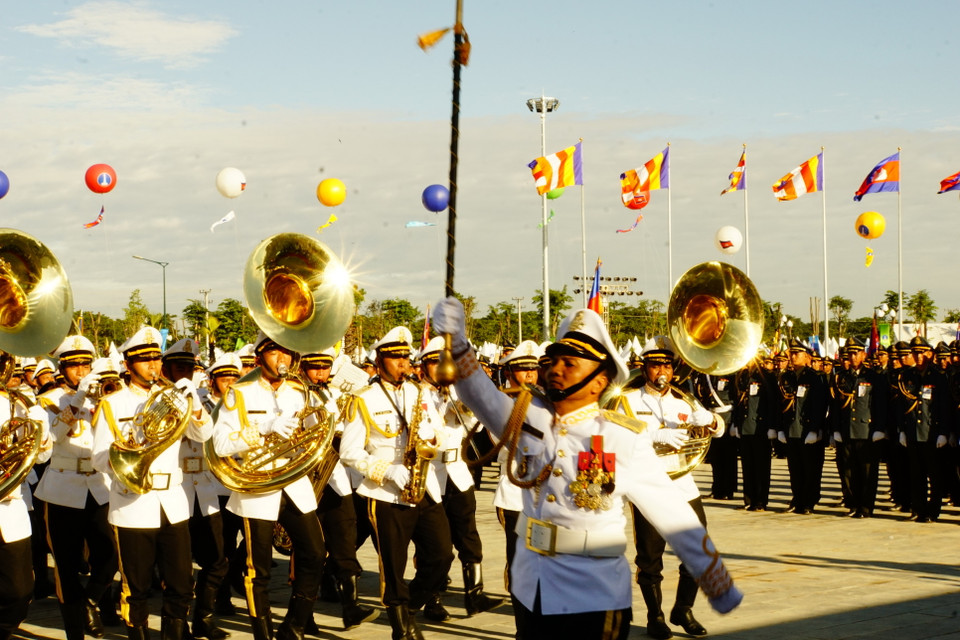 Với diện tích khoảng 8ha, quần thể Tượng đài Thắng-Thắng nằm đối diện với khu liên hợp thể thao Morodok Decho thuộc phường Bak Kheng, quận Chroy Changvar nơi dự kiến diễn ra Đại hội thể thao các nước Đông Nam Á năm 2023 (SEA Games 2023). Tượng đài Thắng-Thắng cao 54m, bắt đầu được thi công từ tháng 2/2016. (Ảnh: Trần Ngọc Long/Vietnam+)
