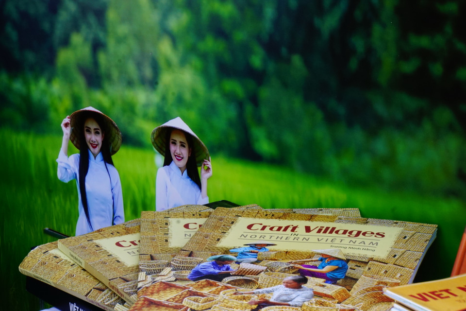 Nhân dịp lễ khánh thành, Ban tổ chức cũng tổ chức lễ hội kéo dài 3 ngày. Đại sứ quán nhiều nước tại Phnom Penh cũng có các gian hàng trưng bày sản phẩm truyền thống của mỗi quốc gia gần Tượng đài. Gian hàng của Đại sứ quán Việt Nam khá ấn tượng với những mặt hàng đặc sắc, thu hút sự quan tâm của du khách và những người tham dự. (Ảnh: Trần Ngọc Long/Vietnam+)