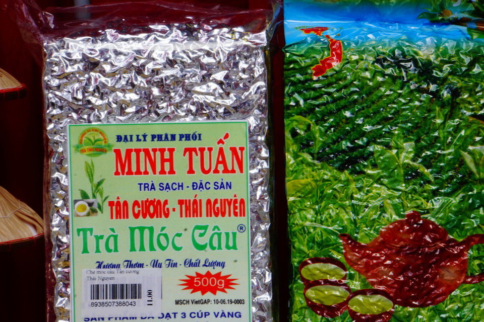 Nhân dịp lễ khánh thành, Ban tổ chức cũng tổ chức lễ hội kéo dài 3 ngày. Đại sứ quán nhiều nước tại Phnom Penh cũng có các gian hàng trưng bày sản phẩm truyền thống của mỗi quốc gia gần Tượng đài. Gian hàng của Đại sứ quán Việt Nam khá ấn tượng với những mặt hàng đặc sắc, thu hút sự quan tâm của du khách và những người tham dự. (Ảnh: Trần Ngọc Long/Vietnam+)