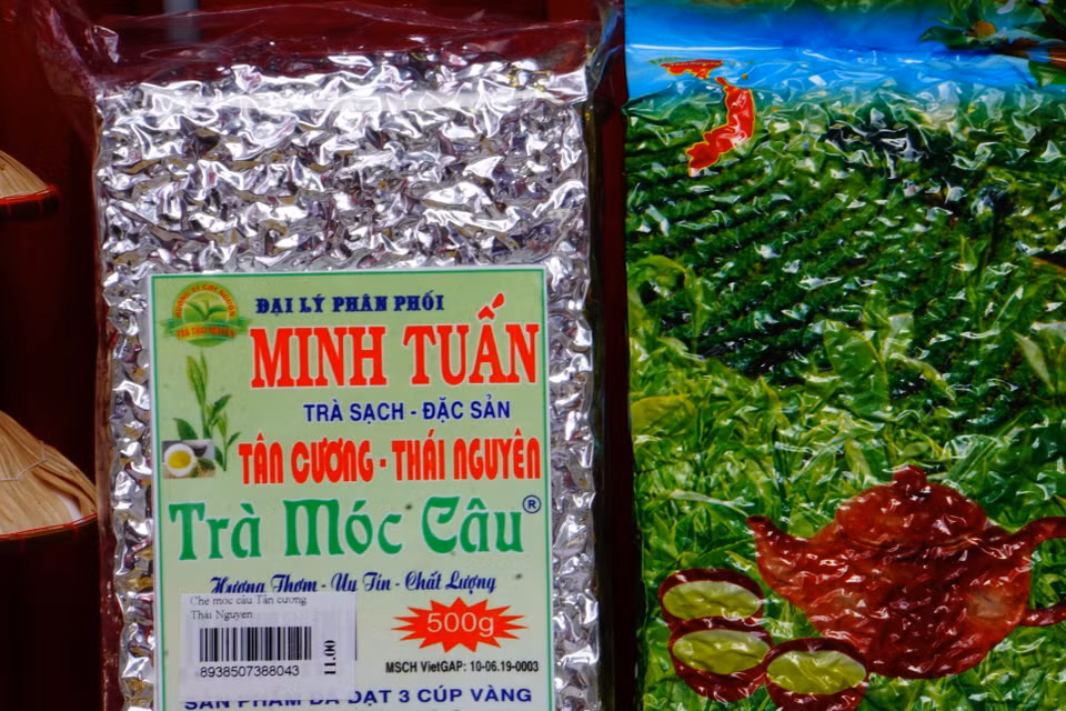 Nhân dịp lễ khánh thành, Ban tổ chức cũng tổ chức lễ hội kéo dài 3 ngày. Đại sứ quán nhiều nước tại Phnom Penh cũng có các gian hàng trưng bày sản phẩm truyền thống của mỗi quốc gia gần Tượng đài. Gian hàng của Đại sứ quán Việt Nam khá ấn tượng với những mặt hàng đặc sắc, thu hút sự quan tâm của du khách và những người tham dự. (Ảnh: Trần Ngọc Long/Vietnam+)