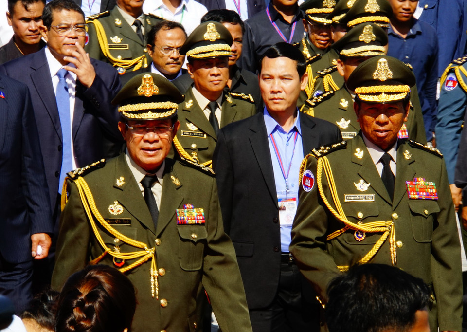 Thủ tướng Hun Sen (trái) và Bộ trưởng Quốc phòng Campuchia Tea Banh tại buổi lễ khánh thành tượng đài. (Ảnh: Trần Ngọc Long/Vietnam+)