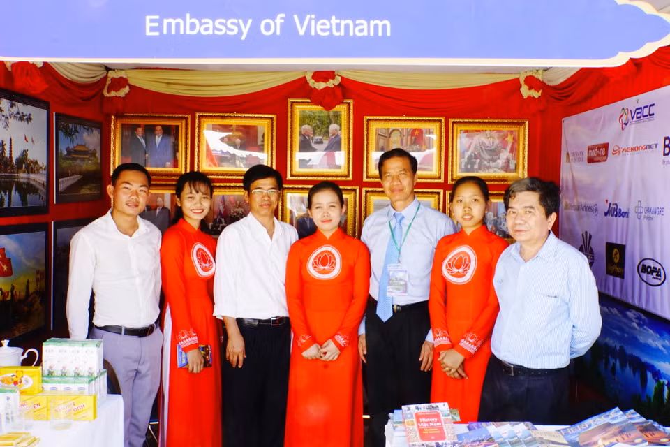 Nhân dịp lễ khánh thành, Ban tổ chức cũng tổ chức lễ hội kéo dài 3 ngày. Đại sứ quán nhiều nước tại Phnom Penh cũng có các gian hàng trưng bày sản phẩm truyền thống của mỗi quốc gia gần Tượng đài. Gian hàng của Đại sứ quán Việt Nam khá ấn tượng với những mặt hàng đặc sắc, thu hút sự quan tâm của du khách và những người tham dự. (Ảnh: Trần Ngọc Long/Vietnam+)