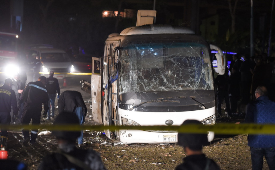 Lực lượng chức năng điều tra tại hiện trường vụ đánh bom xe khách ở quận Haram, tỉnh Giza, Ai Cập tối 28/12/2018. (Nguồn: AFP/TTXVN)