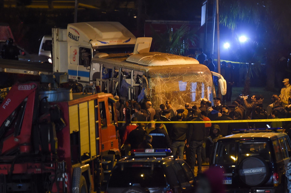 Ba du khách Việt Nam đã thiệt mạng và 10 người bị thương khi một thiết bị nổ tự chế được kích hoạt ven đường vào thời điểm chiếc xe buýt chở 14 du khách Việt Nam đang di chuyển trên tuyến phố El-Maryoutiya thuộc quận Haram, tỉnh Giza, nơi có quần thể Kim tự tháp nổi tiếng của Ai Cập. (Nguồn: AFP/TTXVN)