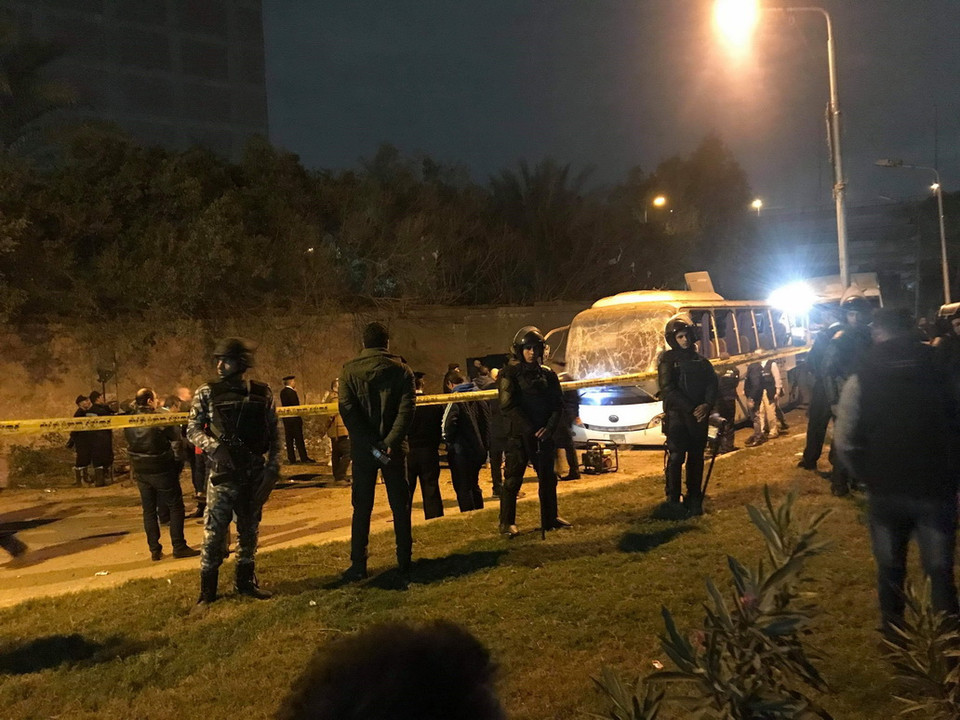  Lực lượng an ninh được triển khai tại hiện trường vụ đánh bom xe khách ở quận Haram, tỉnh Giza, Ai Cập tối 28/12/2018. (Ảnh: THX/TTXVN)