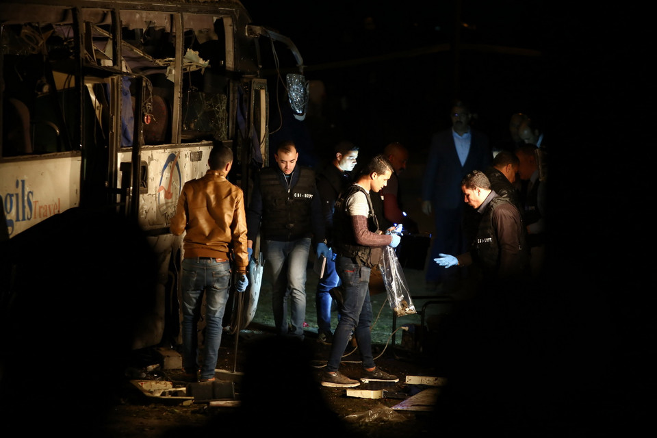 Lực lượng chức năng điều tra tại hiện trường vụ đánh bom xe khách ở quận Haram, tỉnh Giza, Ai Cập tối 28/12/2018. (Nguồn: THX/TTXVN)