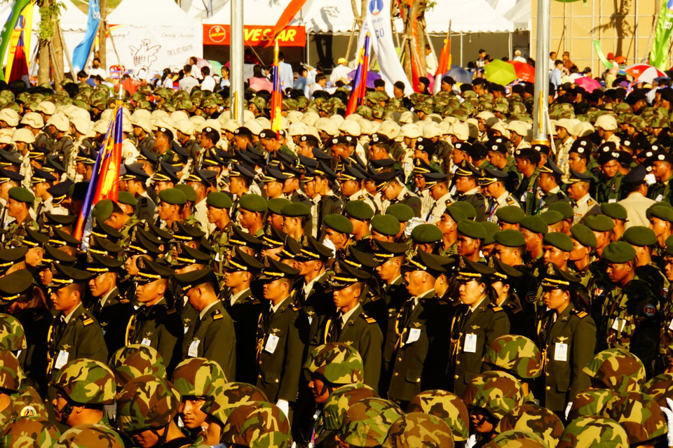 Hàng chục nghìn người dân cùng đại diện các quân binh chủng thuộc Quân đội Hoàng gia Campuchia đã tham dự buổi lễ. (Ảnh: Trần Ngọc Long/Vietnam+)