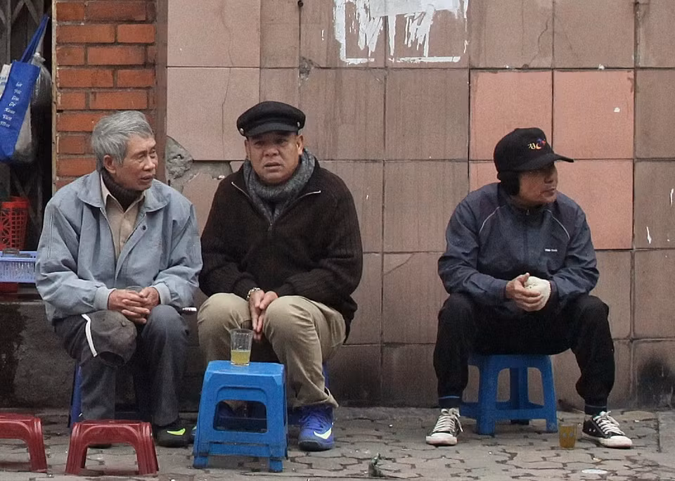Nhiều người chọn cách uống ly trà nóng trong không khí lạnh nhất từ đầu mùa. (Ảnh: Minh Hoàng/TTXVN)