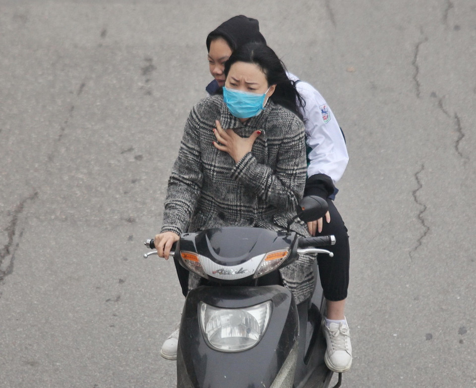 Người dân Thủ đô cảm nhận rõ cái lạnh khi lưu thông trên đường. (Ảnh: Minh Hoàng/ TTXVN)