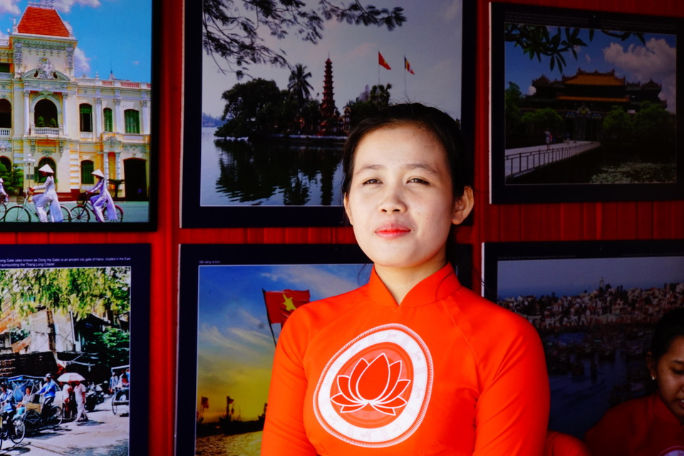 Nhân dịp lễ khánh thành, Ban tổ chức cũng tổ chức lễ hội kéo dài 3 ngày. Đại sứ quán nhiều nước tại Phnom Penh cũng có các gian hàng trưng bày sản phẩm truyền thống của mỗi quốc gia gần Tượng đài. Gian hàng của Đại sứ quán Việt Nam khá ấn tượng với những mặt hàng đặc sắc, thu hút sự quan tâm của du khách và những người tham dự. (Ảnh: Trần Ngọc Long/Vietnam+)