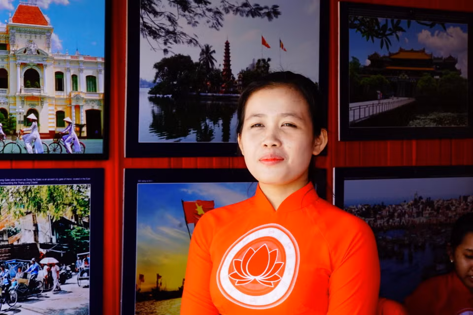 Nhân dịp lễ khánh thành, Ban tổ chức cũng tổ chức lễ hội kéo dài 3 ngày. Đại sứ quán nhiều nước tại Phnom Penh cũng có các gian hàng trưng bày sản phẩm truyền thống của mỗi quốc gia gần Tượng đài. Gian hàng của Đại sứ quán Việt Nam khá ấn tượng với những mặt hàng đặc sắc, thu hút sự quan tâm của du khách và những người tham dự. (Ảnh: Trần Ngọc Long/Vietnam+)