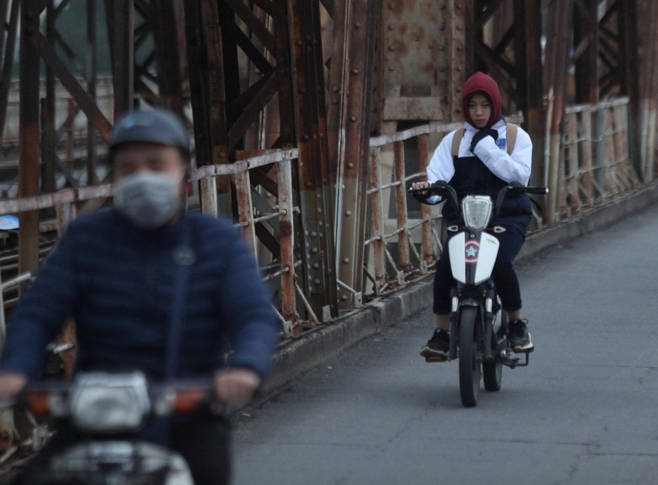 Người dân Thủ đô cảm nhận rõ cái lạnh khi lưu thông qua cầu Long Biên. (Ảnh: Minh Hoàng/TTXVN)