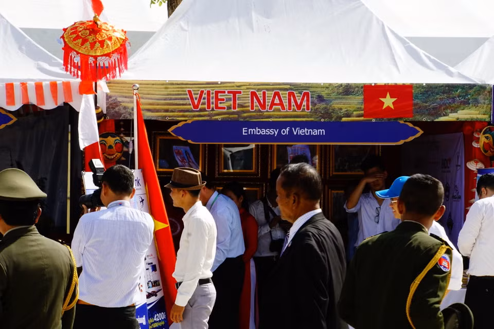 Nhân dịp lễ khánh thành, Ban tổ chức cũng tổ chức lễ hội kéo dài 3 ngày. Đại sứ quán nhiều nước tại Phnom Penh cũng có các gian hàng trưng bày sản phẩm truyền thống của mỗi quốc gia gần Tượng đài. Gian hàng của Đại sứ quán Việt Nam khá ấn tượng với những mặt hàng đặc sắc, thu hút sự quan tâm của du khách và những người tham dự. (Ảnh: Trần Ngọc Long/Vietnam+)