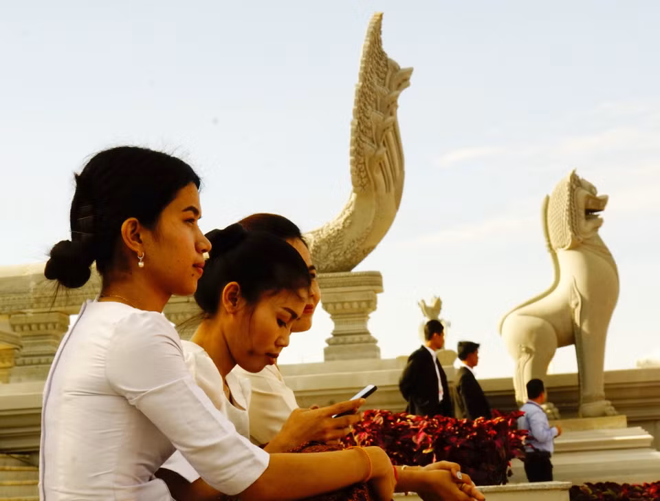 Hàng chục nghìn người dân cùng đại diện các quân binh chủng thuộc Quân đội Hoàng gia Campuchia đã tham dự buổi lễ. (Ảnh: Trần Ngọc Long/Vietnam+)
