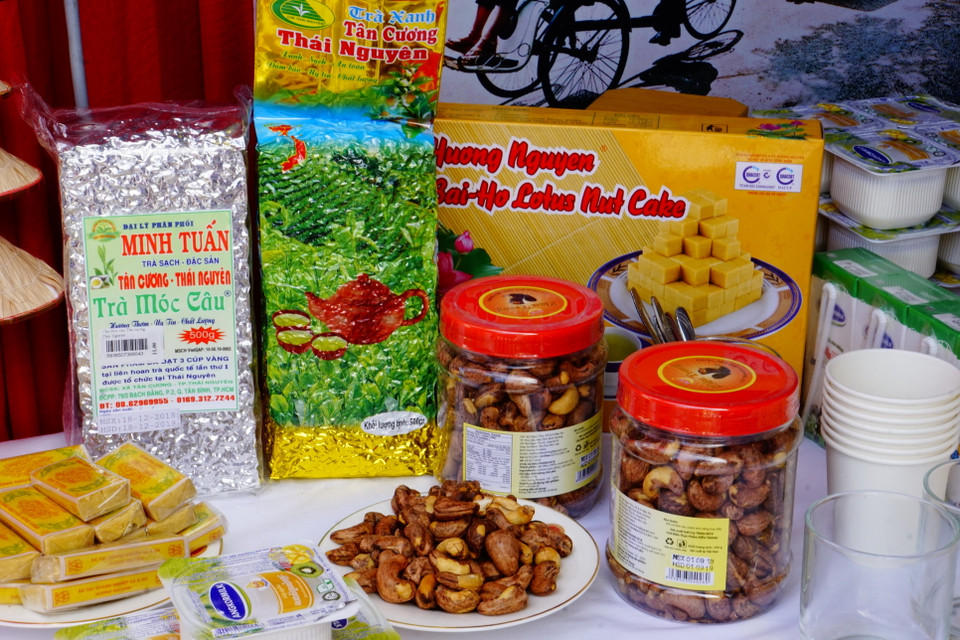 Nhân dịp lễ khánh thành, Ban tổ chức cũng tổ chức lễ hội kéo dài 3 ngày. Đại sứ quán nhiều nước tại Phnom Penh cũng có các gian hàng trưng bày sản phẩm truyền thống của mỗi quốc gia gần Tượng đài. Gian hàng của Đại sứ quán Việt Nam khá ấn tượng với những mặt hàng đặc sắc, thu hút sự quan tâm của du khách và những người tham dự. (Ảnh: Trần Ngọc Long/Vietnam+)