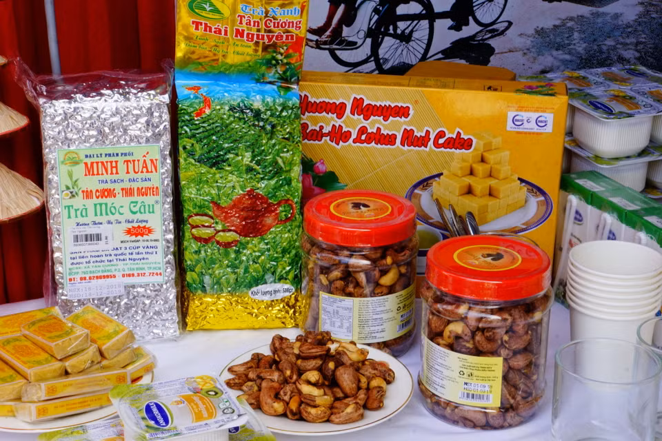 Nhân dịp lễ khánh thành, Ban tổ chức cũng tổ chức lễ hội kéo dài 3 ngày. Đại sứ quán nhiều nước tại Phnom Penh cũng có các gian hàng trưng bày sản phẩm truyền thống của mỗi quốc gia gần Tượng đài. Gian hàng của Đại sứ quán Việt Nam khá ấn tượng với những mặt hàng đặc sắc, thu hút sự quan tâm của du khách và những người tham dự. (Ảnh: Trần Ngọc Long/Vietnam+)
