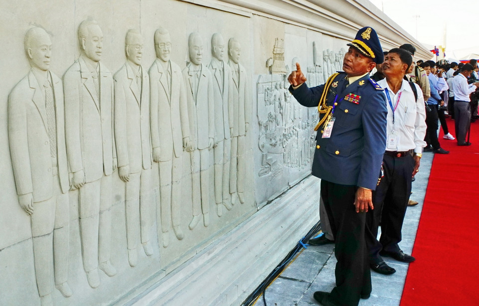 Hàng chục nghìn người dân cùng đại diện các quân binh chủng thuộc Quân đội Hoàng gia Campuchia đã tham dự buổi lễ. (Ảnh: Trần Ngọc Long/Vietnam+)